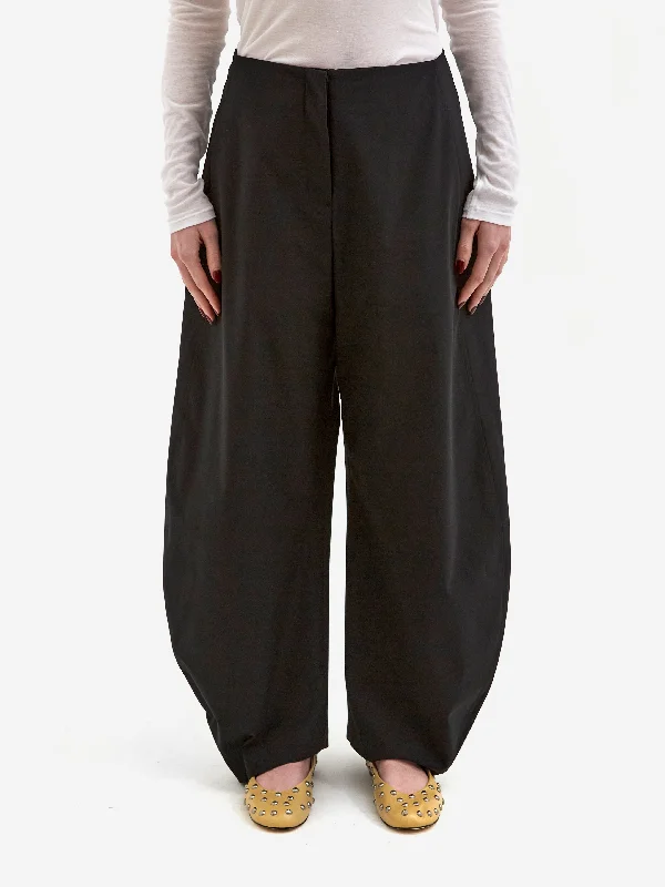 AMOMENTO Curved Silhouette Pants - Black Classic Cropped Pants